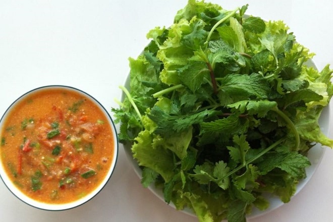 Sweet and sweet tomato sauce with vegetables
