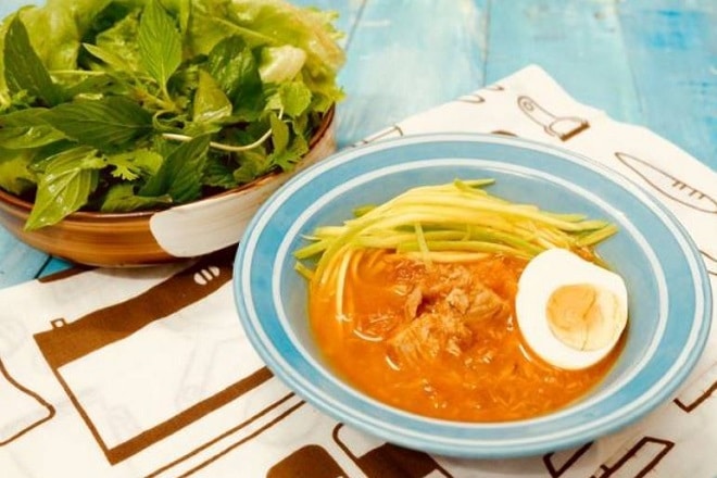Tuna tomato mango sauce with raw vegetables